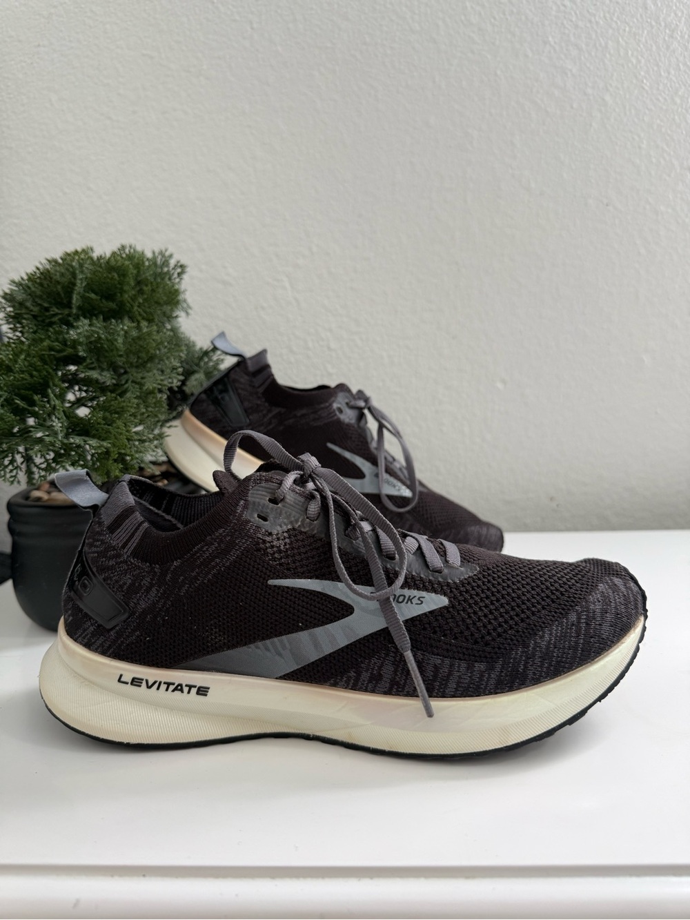 Brooks Levitate 4 Women size 8.5 Athletic Shoes - Black & Gray - Picture 2 of 9